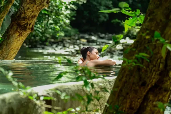 Aguas termales Rio Negro - Pase de día con baño de barro volcánico