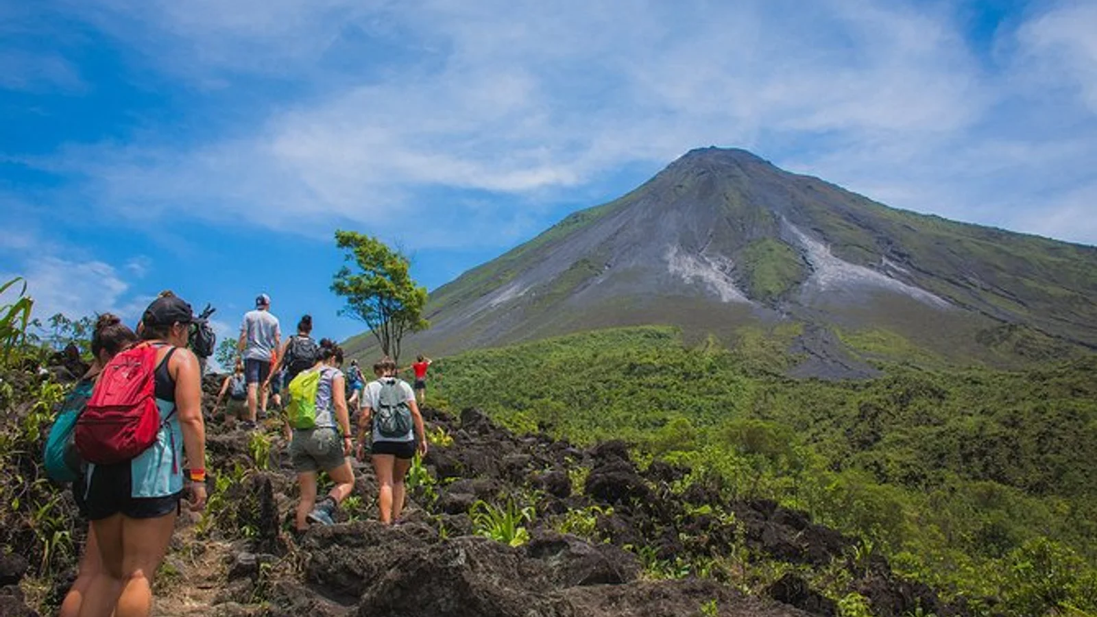 Caminata guiada por el volcán Arenal
