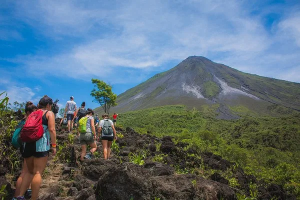Caminata guiada por el volcán Arenal