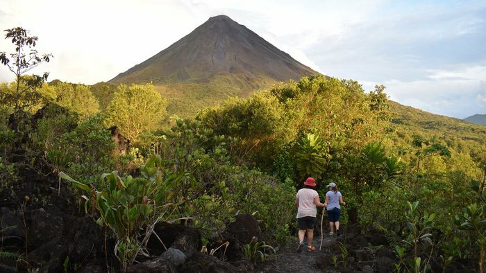 Caminata guiada por el volcán Arenal