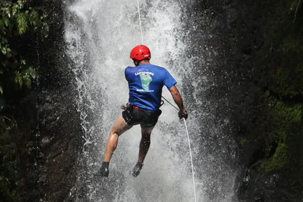 Tour de barranquisme - ràpel per cascades i aventura al bosc nebulós