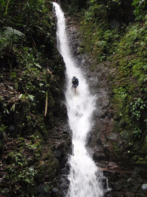 Tour de barranquisme - ràpel per cascades i aventura al bosc nebulós