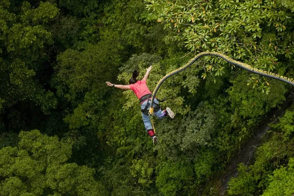 Aventura de bungee jumping en Arenal