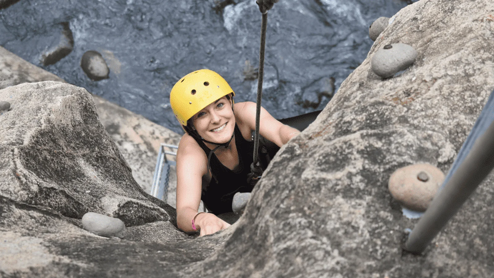 Ràpel i escalada en roca vora el riu