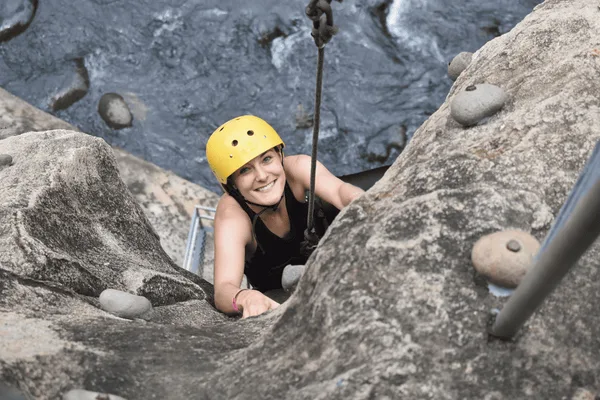 Ràpel i escalada en roca vora el riu