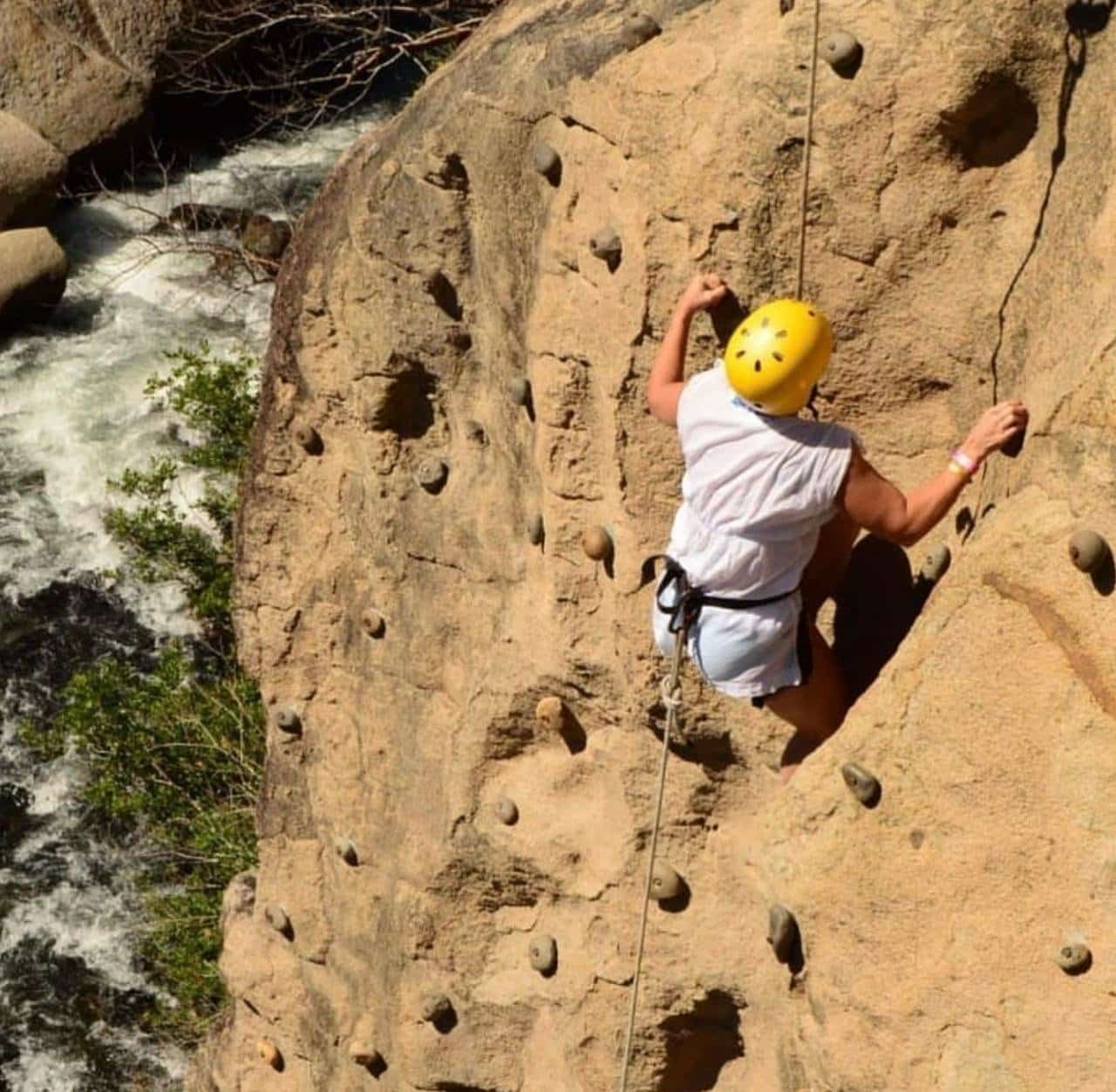 Ràpel i escalada en roca vora el riu