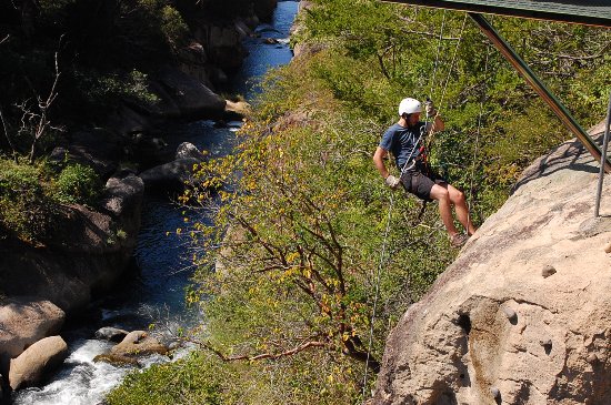 Ràpel i escalada en roca vora el riu