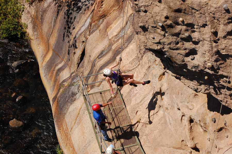 Ràpel i escalada en roca vora el riu