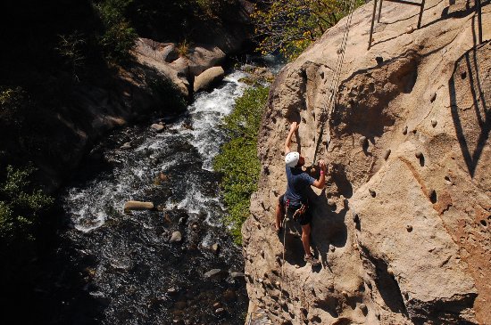 Ràpel i escalada en roca vora el riu