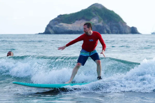 Clase de surf en Manuel Antonio