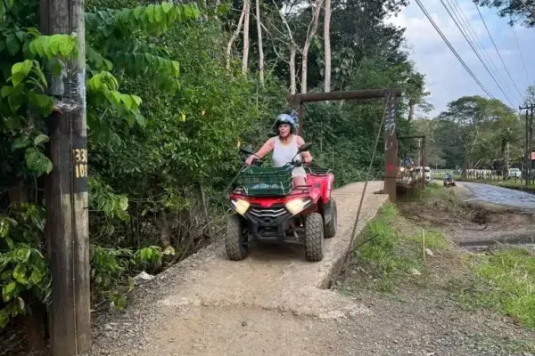 Tour en ATV en Nosara: aventura por la selva hasta la catarata Pilas Blancas