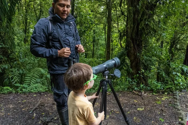 Tour de observación de aves en el bosque nuboso