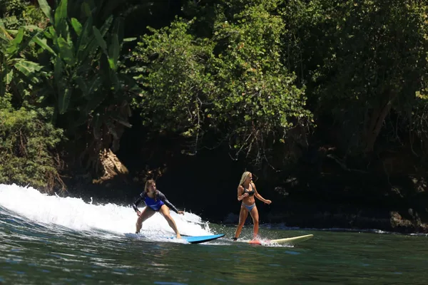 Clase de surf grupal