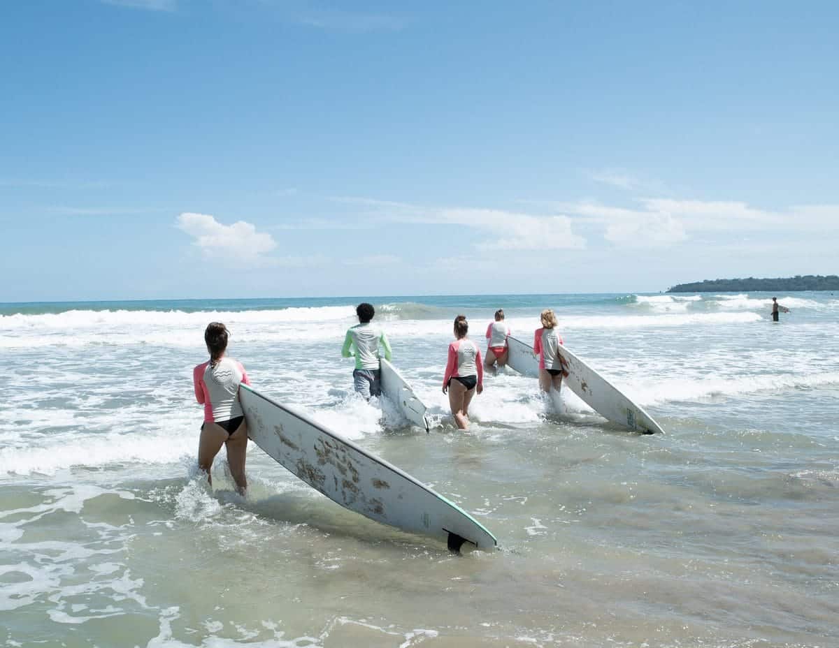 Clase de surf grupal