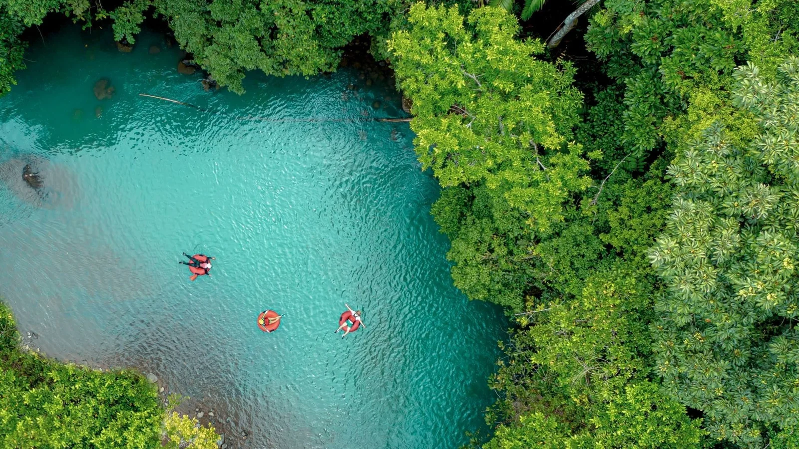 Descens en tub pel Río Celeste