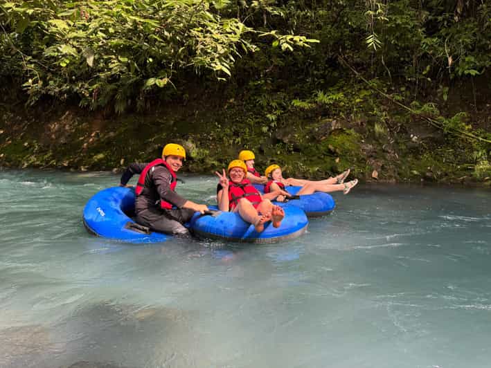 Descens en tub pel Río Celeste