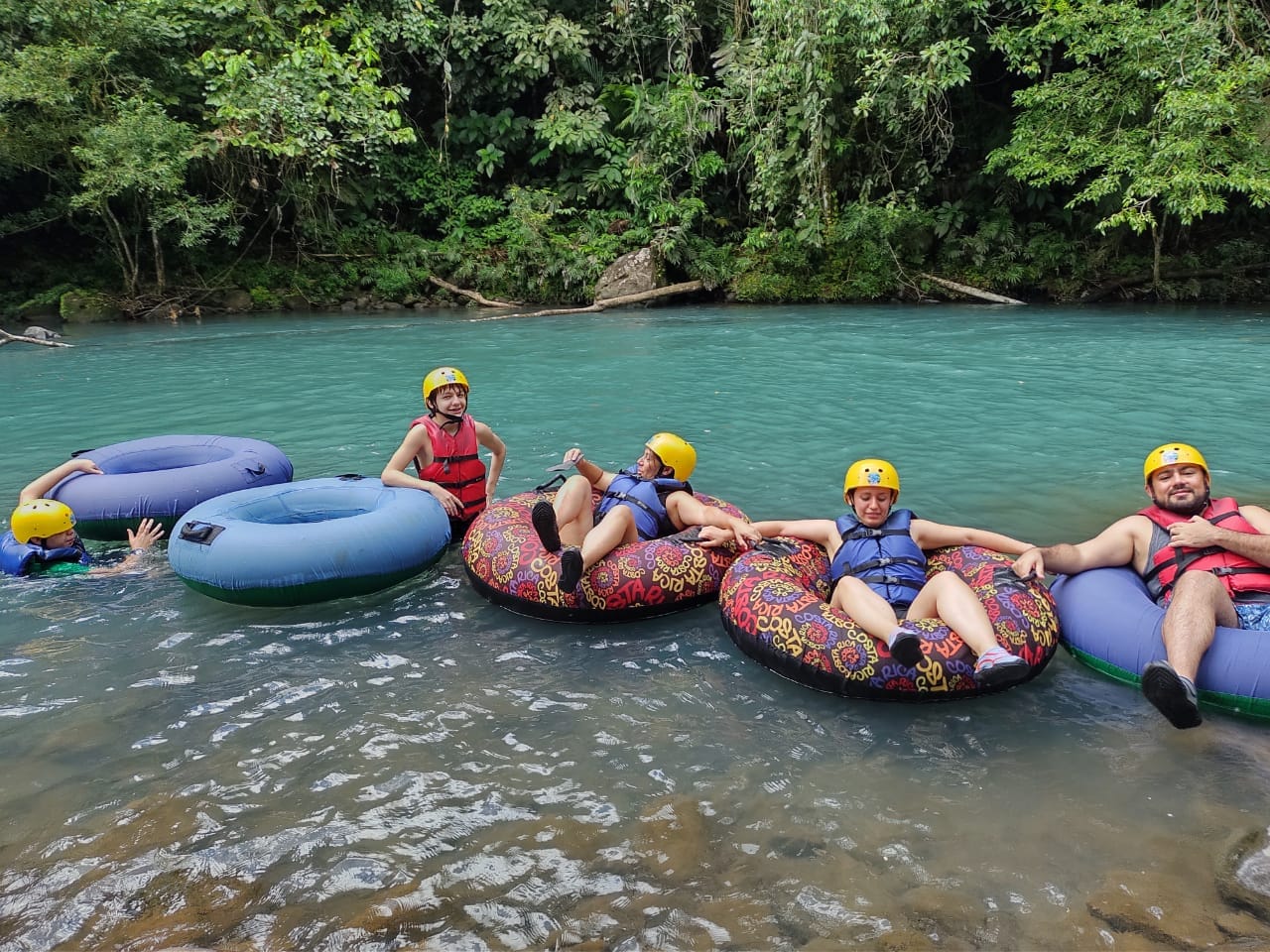 Descens en tub pel Río Celeste