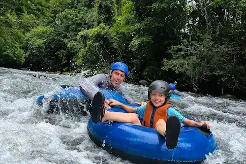 Descens en tub pel Río Celeste