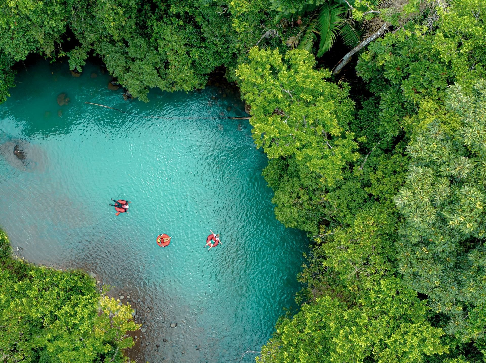 Descens en tub pel Río Celeste