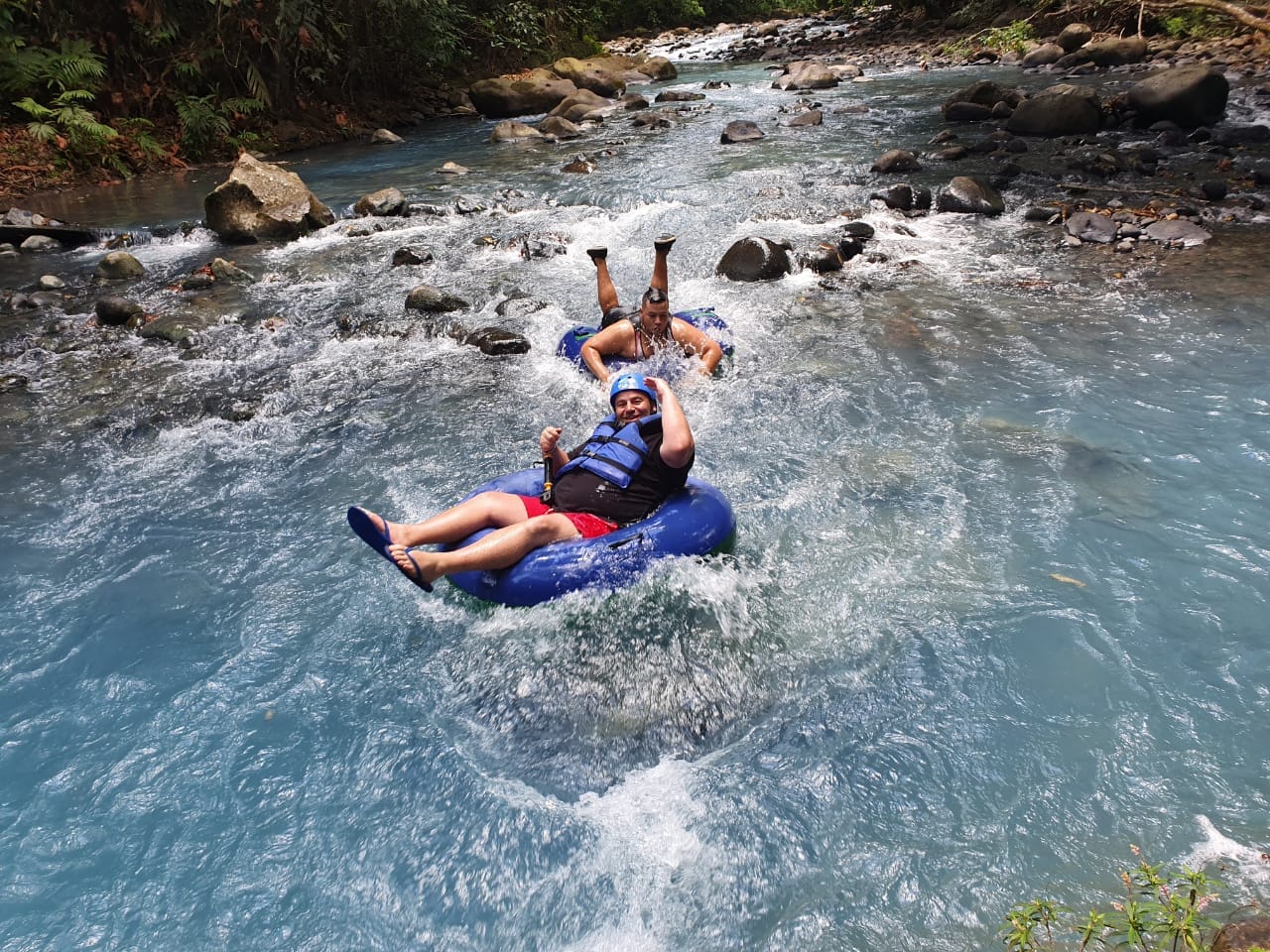 Descens en tub pel Río Celeste