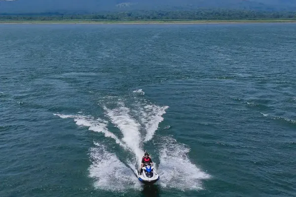 Jet ski en el lago Arenal