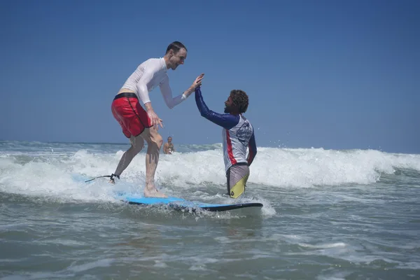 Aprende a surfear en Paradise Beach