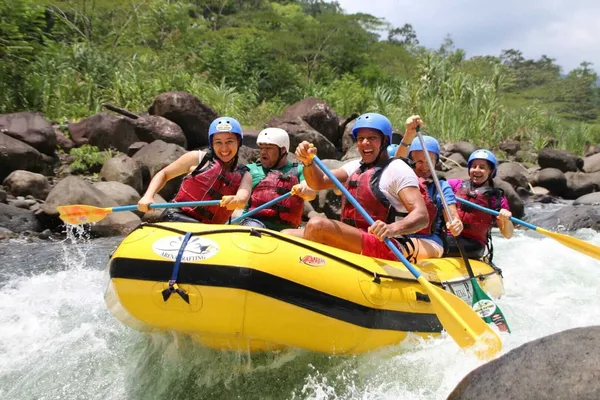 Tour de rafting en Arenal – río Balsa, clase 2 y 3