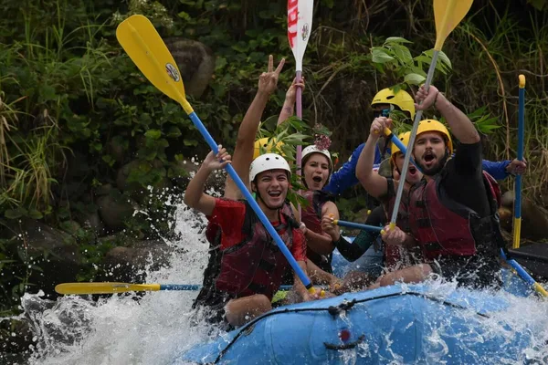 Rafting en aguas bravas en el río Naranjo