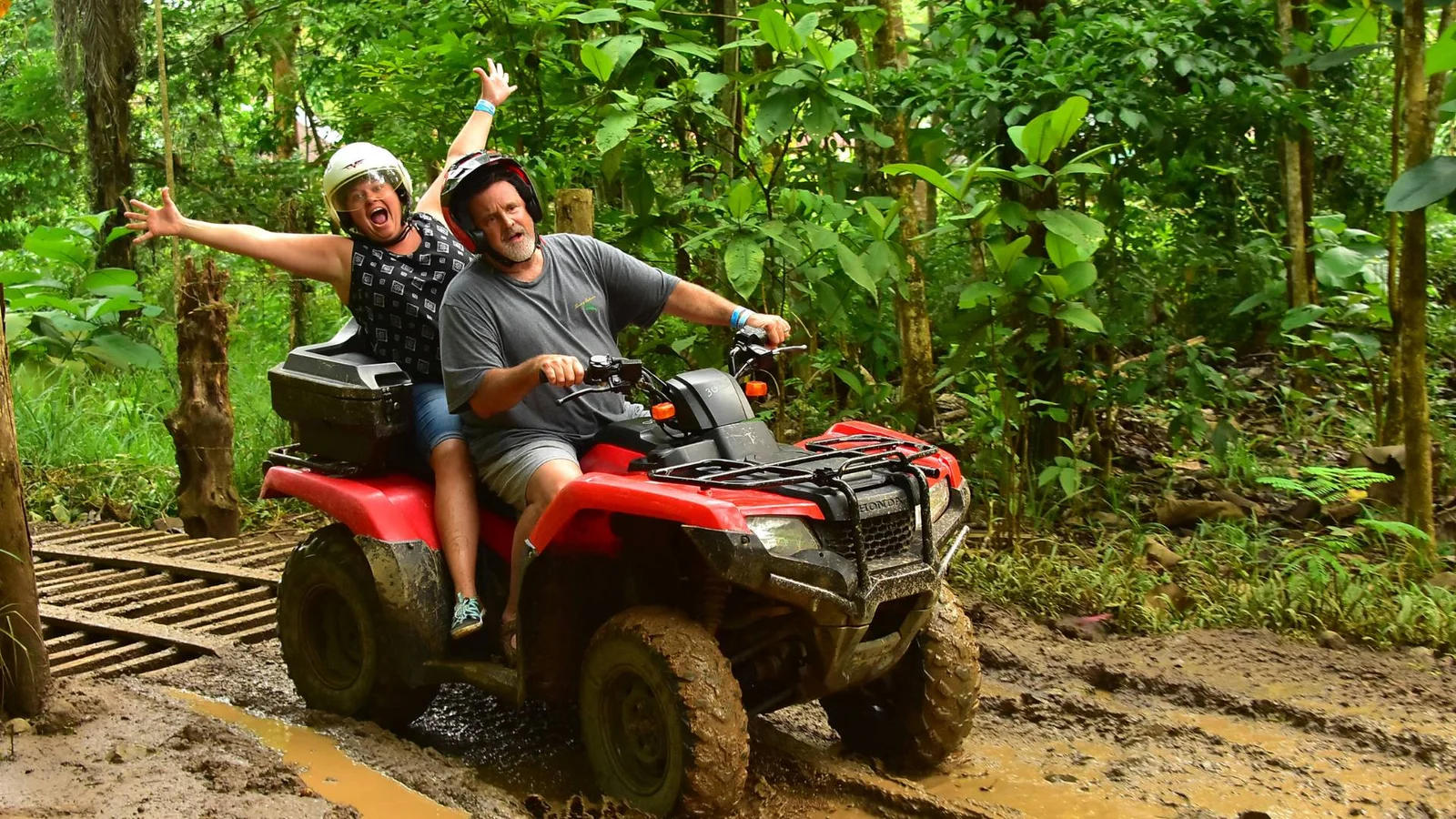 Aventura en cuatrimoto por la selva y la cascada