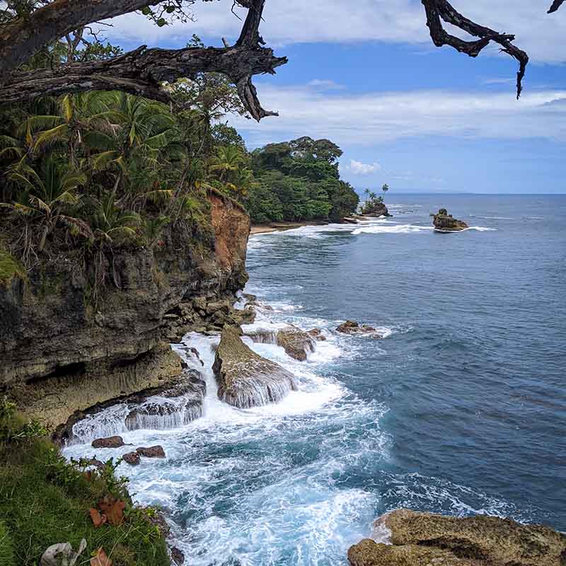 Viaje en lancha a Punta Mona y playas cercanas
