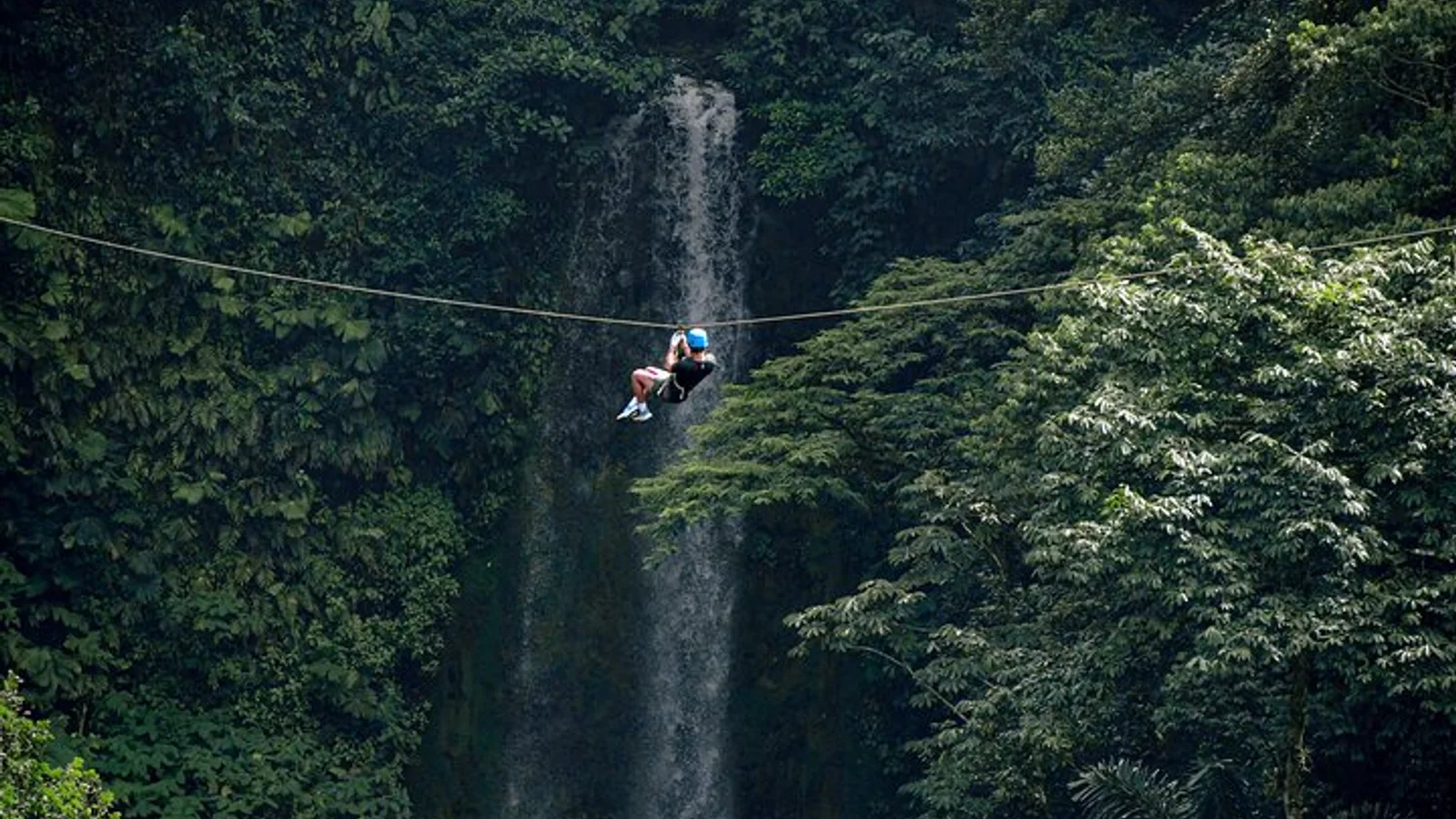 Experiència Arenal 12 cables de tirolina: vola sobre la cascada de La Fortuna