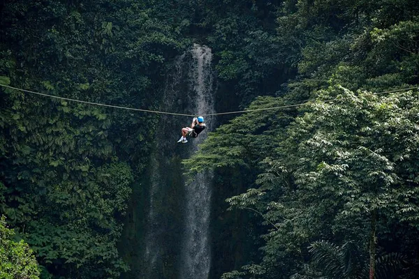 Canopy en Arenal con 12 cables: vuela sobre la Catarata La Fortuna