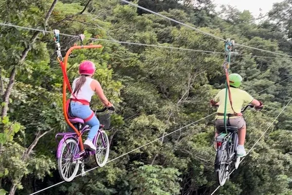 Vuela por el cielo: épico tour de canopy en bicicleta