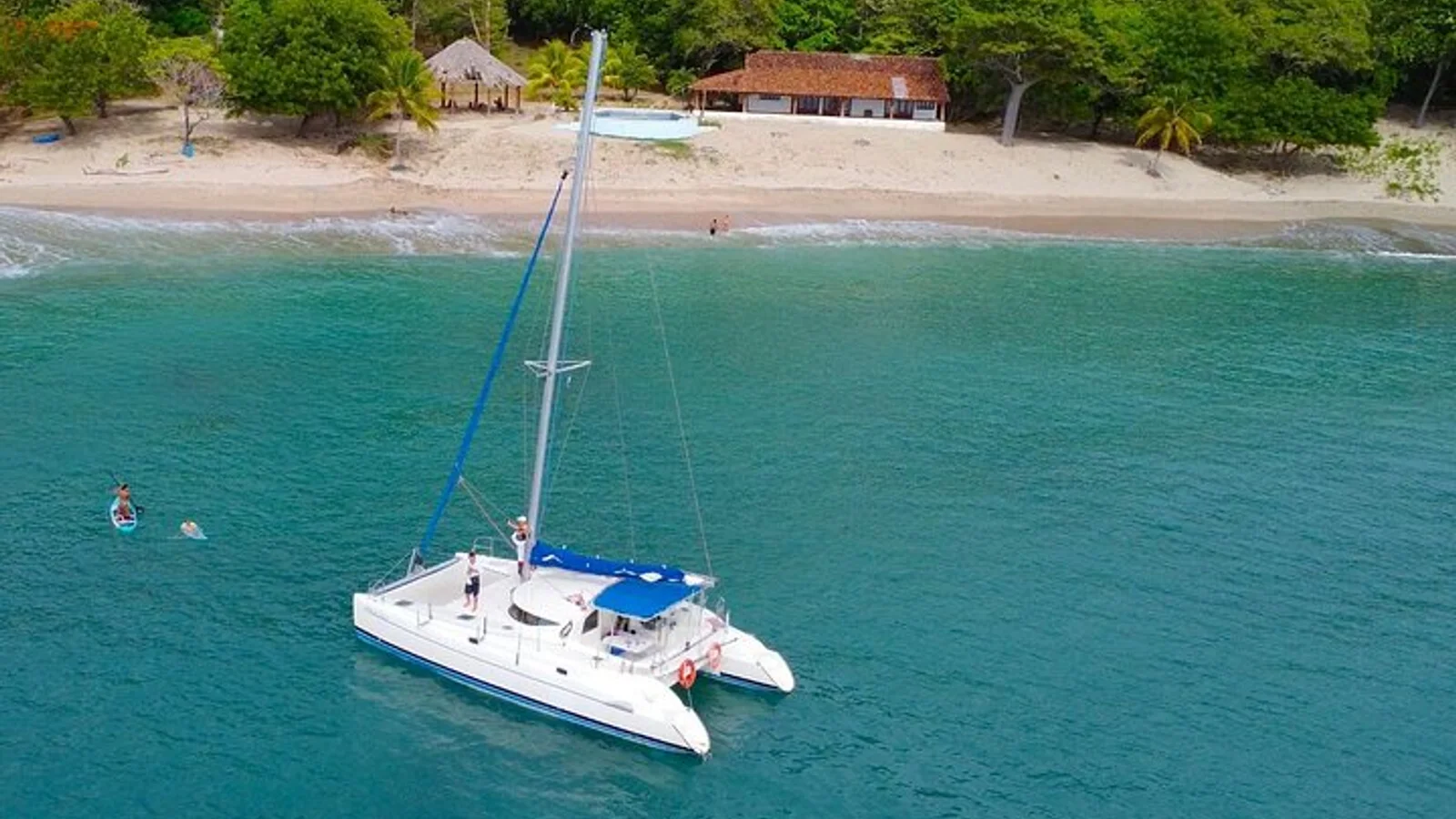 Paseo en catamarán con Jossi Tours