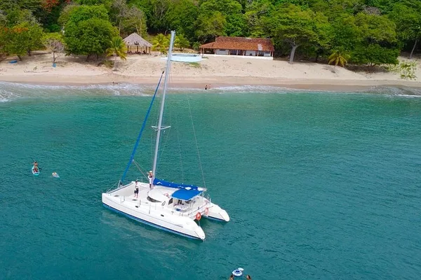 Paseo en catamarán con Jossi Tours