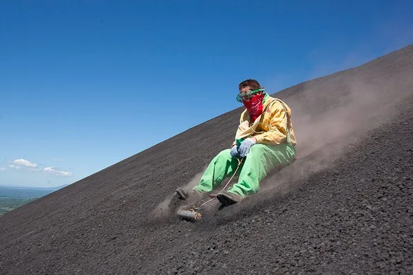Cerro Negro y sandboard en el volcán desde León