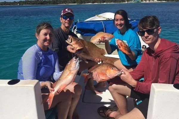 Tour privado premium de pesca, snorkel y parrillada en la playa en San Pedro, Belice