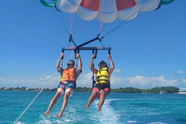 Parasailing sobre el mar Caribe
