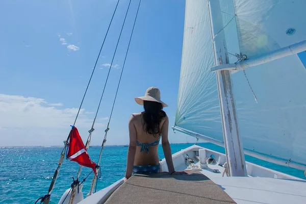 Paseo en velero al atardecer en Ambergris Caye a bordo del Sirena Azul de 40'