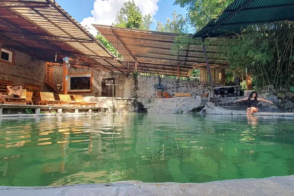 Relájate y diviértete en las aguas termales y en Albania Cafe