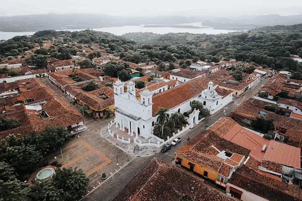 Destilería de ron Cihuatán, sitio arqueológico y pueblo de Suchitoto