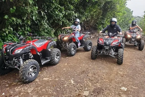 Tour guiado en cuatrimoto a la Laguna Verde de Apaneca en El Salvador