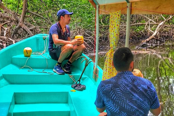 Liberación de tortugas y paseo en bote por los manglares