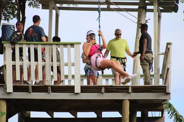 Aventura de canopy en Roatán con combo de monos y perezosos
