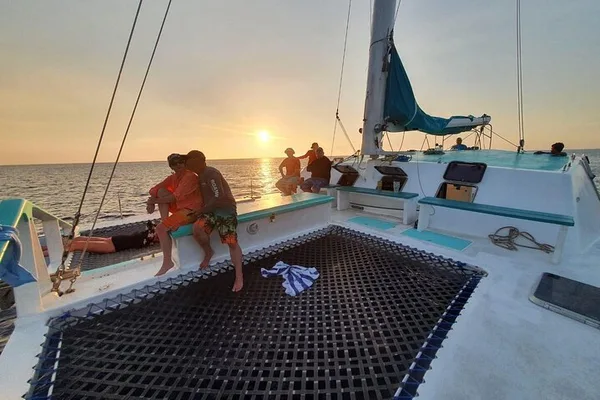 Crucero en catamarán con barra libre, comida y esnórquel