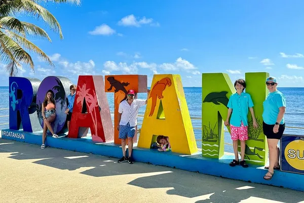 Tour privado personalizable por Roatán: ron, chocolate y cultura isleña