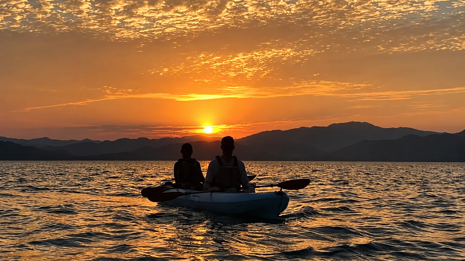 Kayak de mar al atardecer en Drake Bay
