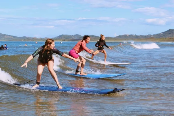 Clase grupal de surf en Samara